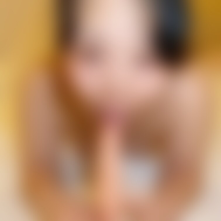 少し前にいつもバックに入れて持ち歩いていた男性の形をした太いおもちゃで遊びました。考えるだけで下着が汚れるほど濡れてしま