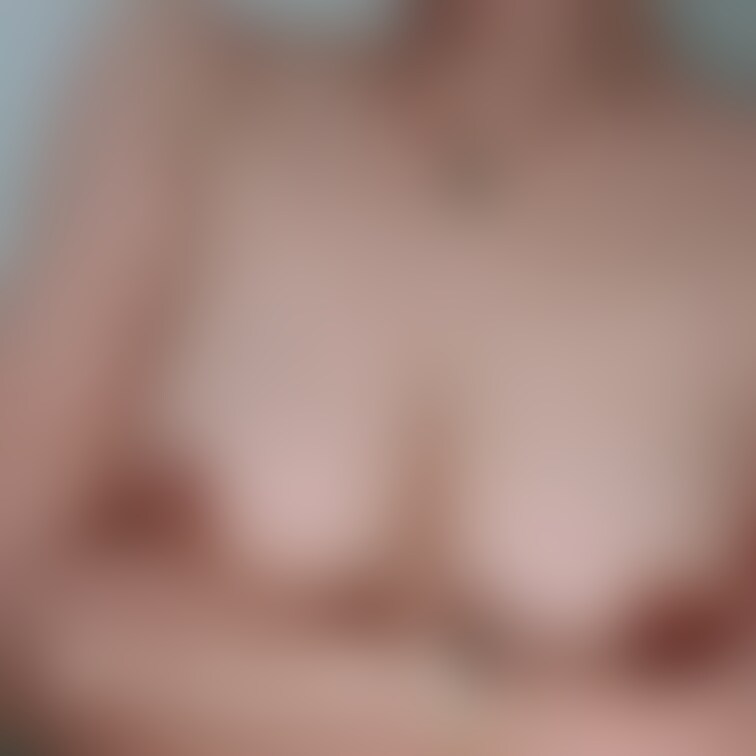 奥様はこの変態乳首を強く握ると濡れます