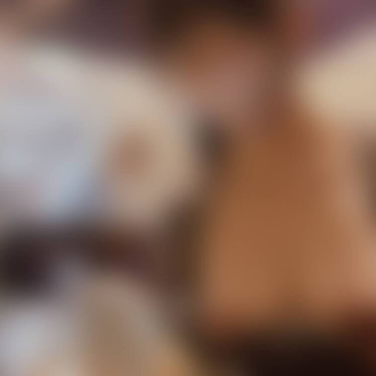 ささっ…ぺろん！こそこそ…ちらちら…チラッ！！監視カメラや店員さんやガラス向こうの通行人、向かいの席や隣の席…みんなから