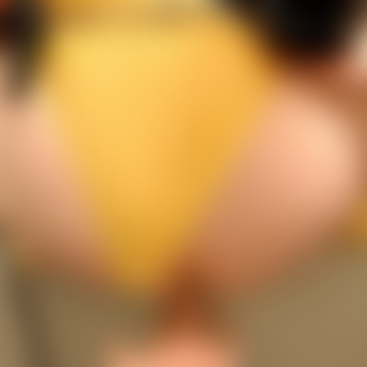 女の肛門を触る…というか出ちゃうのでストッパー