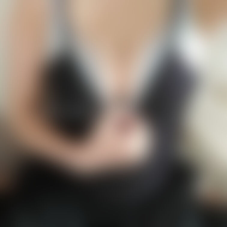 ずらして見せちゃう...♡
乳首はモザイクありです💦