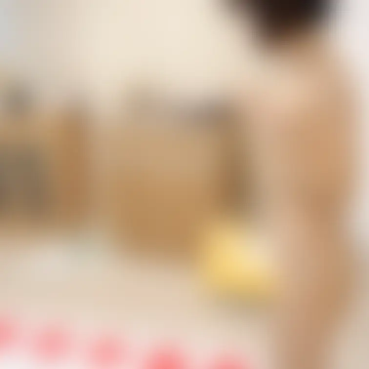 りんがこれから全裸一人ツイスターを始めるとこ。パイパンですが、見えそうで見えないギリギリのショットです。

セクシー