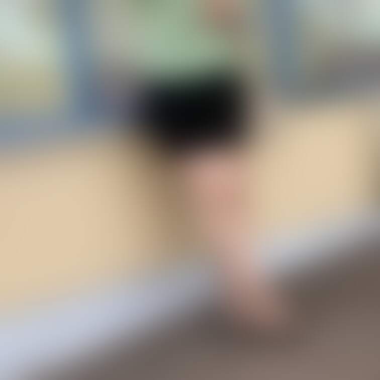 よく見たらスカートは裏地なくて透けてるんだよ