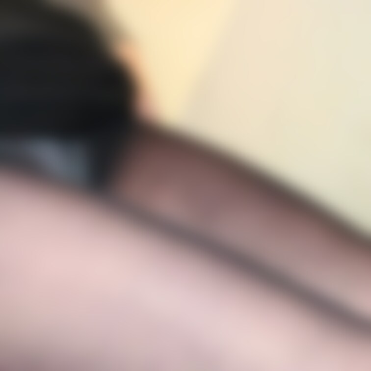 カウンターテーブル下見せつけパンチラ