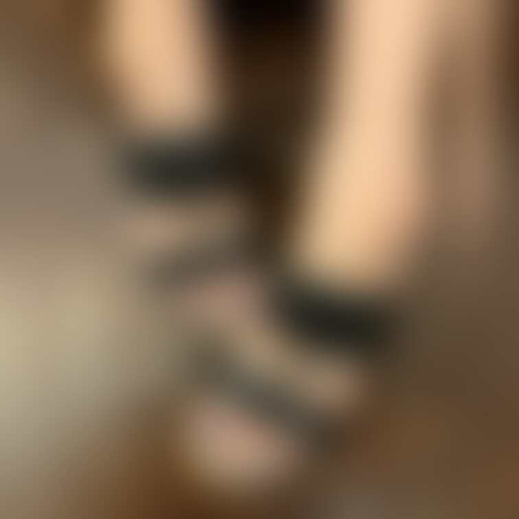 除夜の足のサンダルつま先写真5枚😍
5枚目は膝まで撮ってみたよ😍

生足が良い？自爪の方が良い？
今回のフットネ