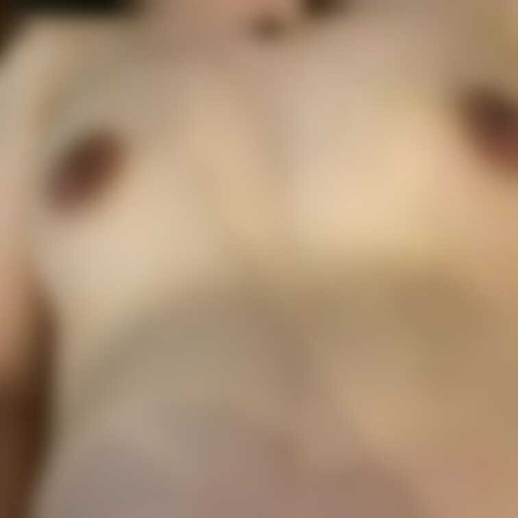 出産間近の妻を単独さんに貸し出しました。生挿入で最後はお腹に射精してもらったそうです。