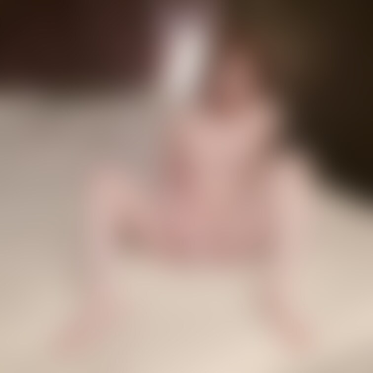 いきなり大胆なポーズではじめまして☺
あみな(20才)です。
都内でショップ店員しています。
色白なところがチャー