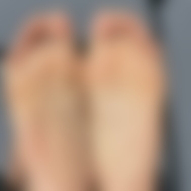 指紋くっきりの足裏としわ