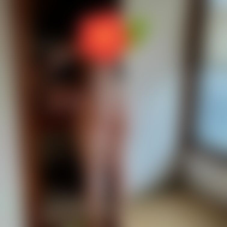 全裸で家事してます。お尻丸出しで布団の片付け。
