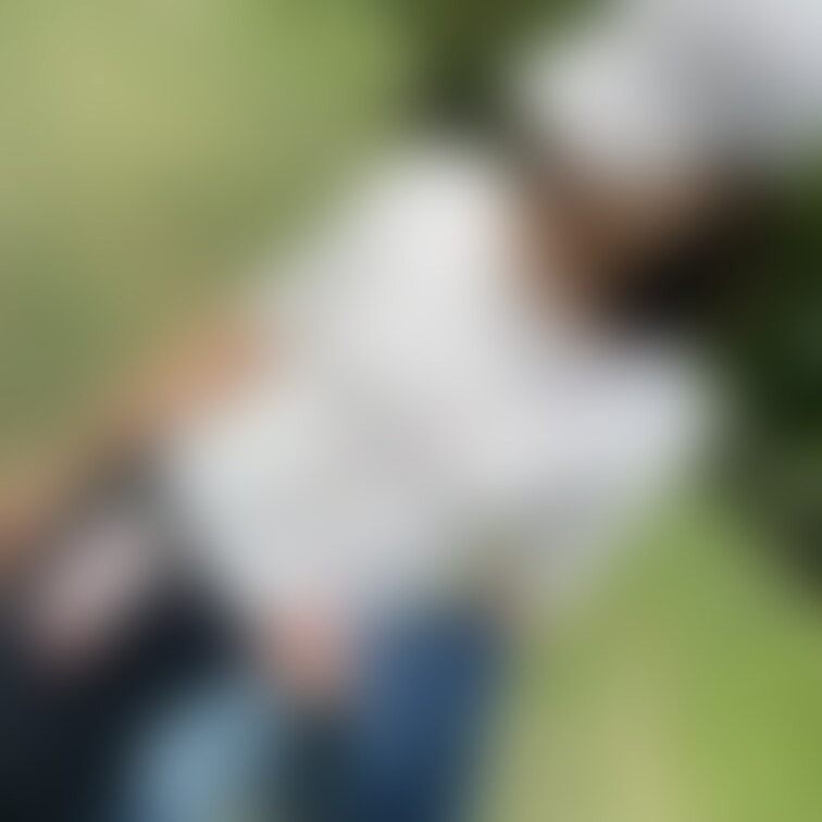 連休の人が多い公園で散歩しました。

バレてないかな？…だってw

すれ違う人100％ガンちら見してたのにwww