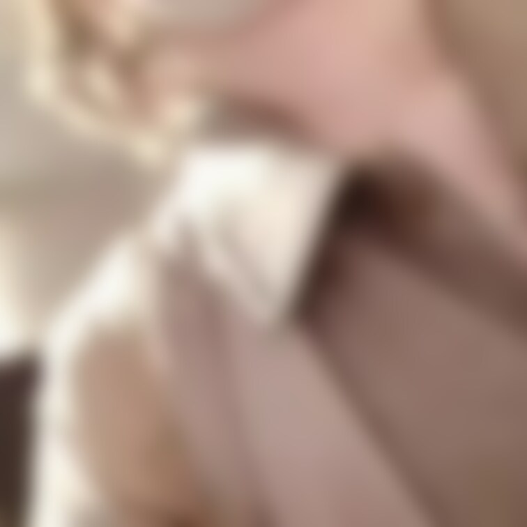 地下で人が行き交ってるなかで、ちょっと奥まったところですっごいドキドキしておっぱいだしてきた😂！防○○○カメラに背を向け