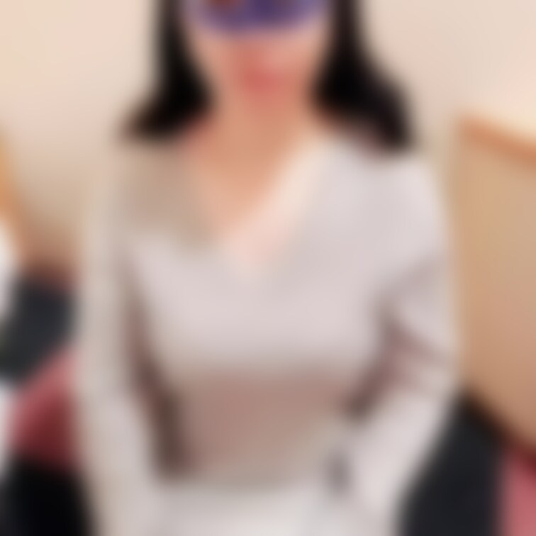 今回は口元のマスクを外して、アイマスクを付けてみました。恥ずかしいですね。。。