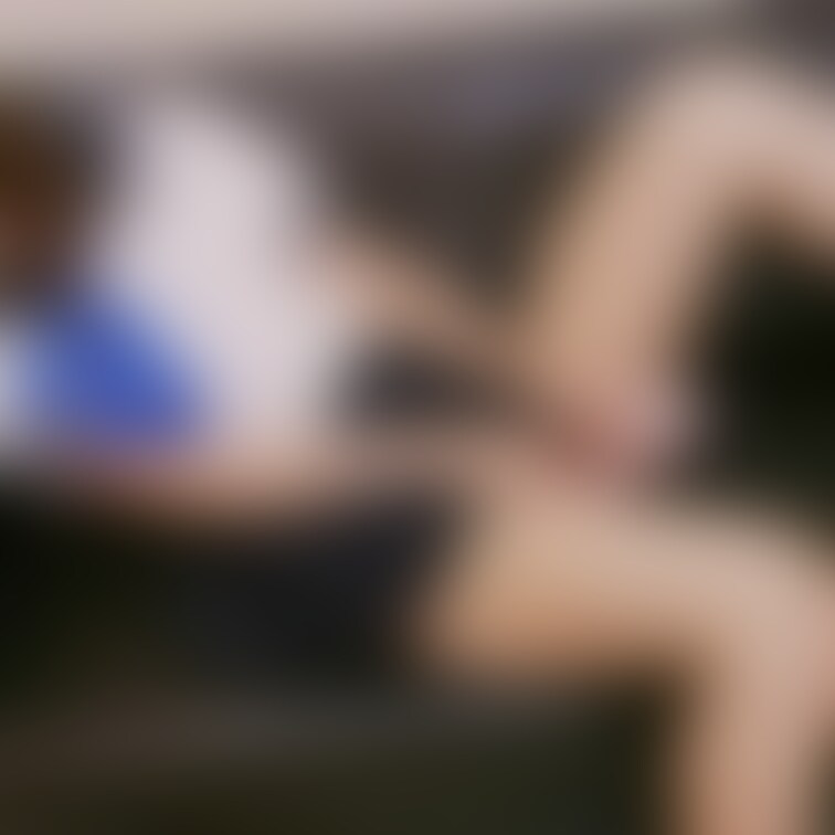 撮影開始当初は恥ずかしいを連発してたマナちゃん。
スイッチONで自分でパンツめくって電マをクリに直当てしてオナニーに没
