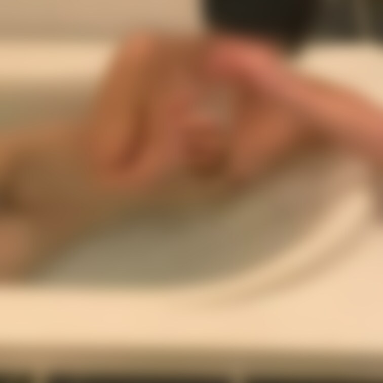 ～アイスコーヒー～ショートver

女性（夏菜似）がお風呂でアイスコーヒー飲んでたら、お漏らししたくなったみたい。