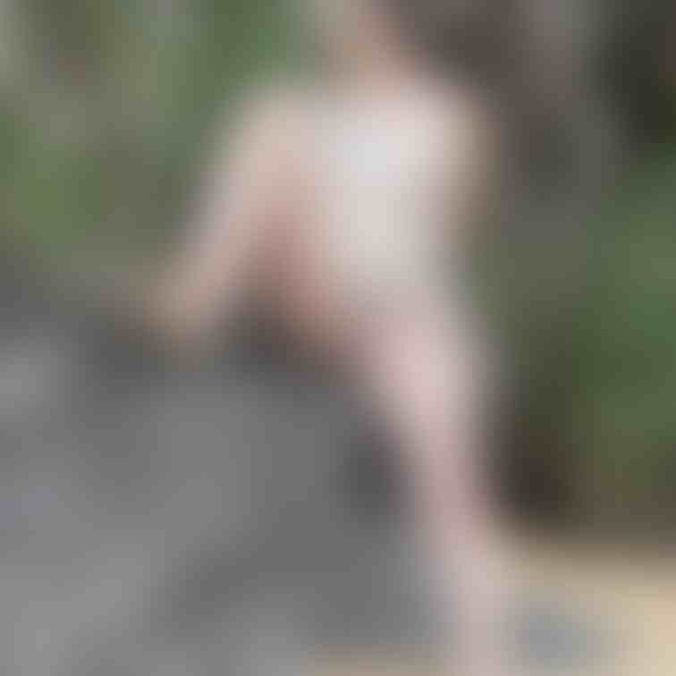 『もっと脚開いて』って💦
こんな感じでいい⁉️😍
屋外で写真撮られるのってやっぱり恥ずかしい〜🫣❤️