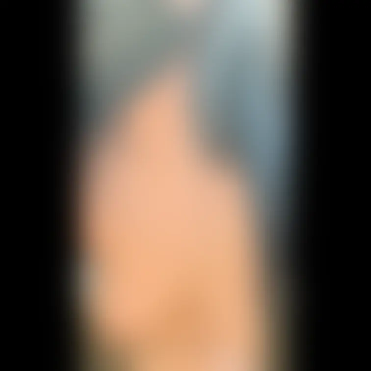 みずきの騎乗位ハメ撮り風画像。スマホで撮りました。この日は二人きりで、ずっと裸で撮影しました。お互いドキドキものだったか
