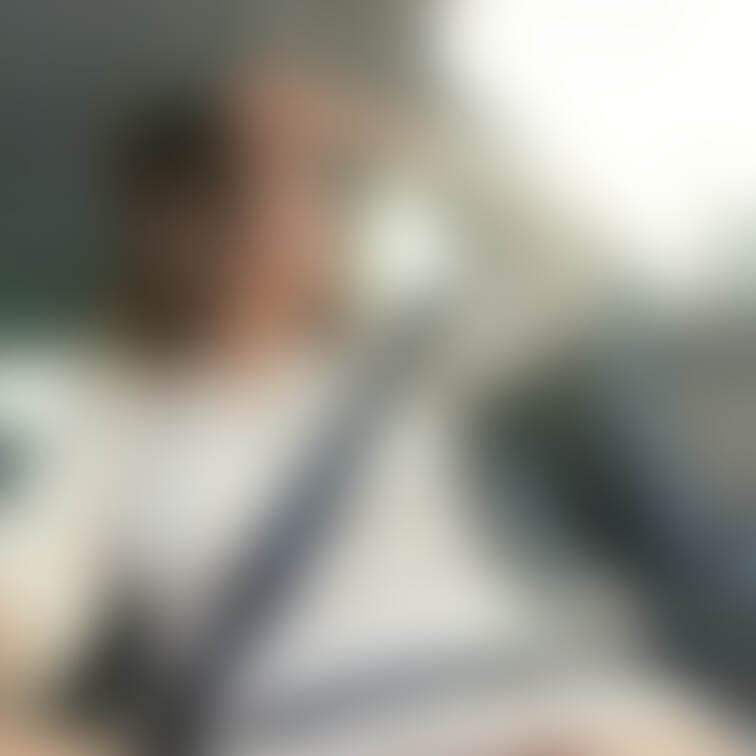 白いミニワンピ妻　派手な下着