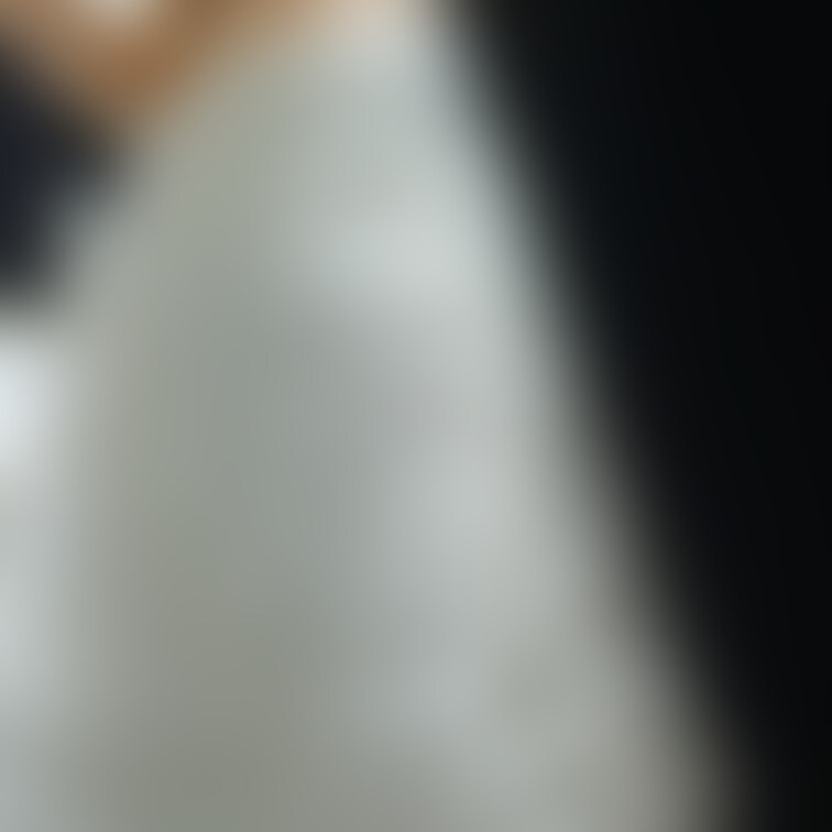 白編み上げニットミニスカートの中の下着は下のツイートの使用済み下着。
https://twitter.com/yuu_