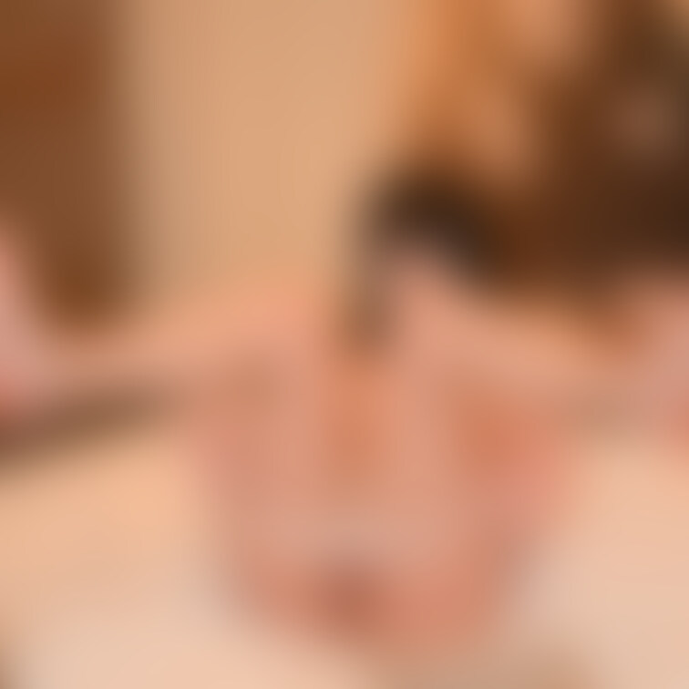 だんだんおぱんつを脱いでいく連写📸 脱ぎたておぱんつ欲しい人いますか、、、? しろは濡れやすいからすくびちょびちょになっ