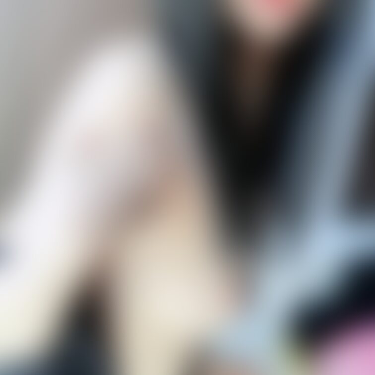 ノーブラノーパン×部屋着♡
チラ見せしちゃいます♡
