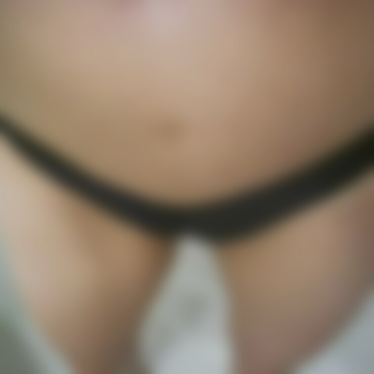透け透けの黒パンツを履いて
オイルをたら～り
後で動画を見てびっくり＼(◎o◎)／

剃り残しの陰毛が💦

