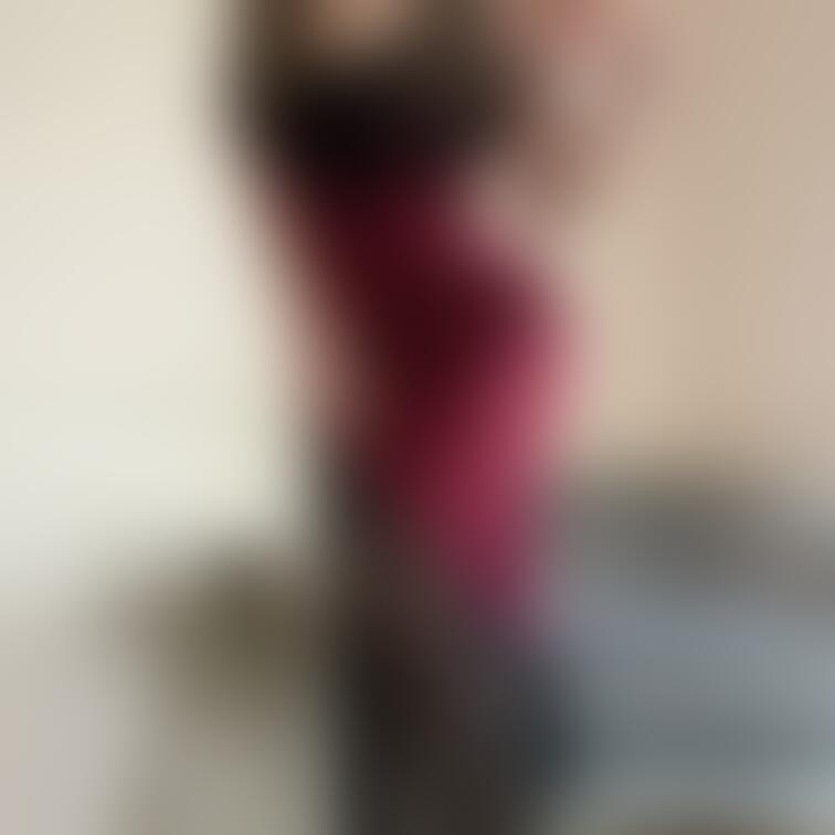 昨日の動画の時に着ていた微エロスリップ姿...💓
キャミ姿のまま色んな角度から体を見せながらお掃除する動画→ http