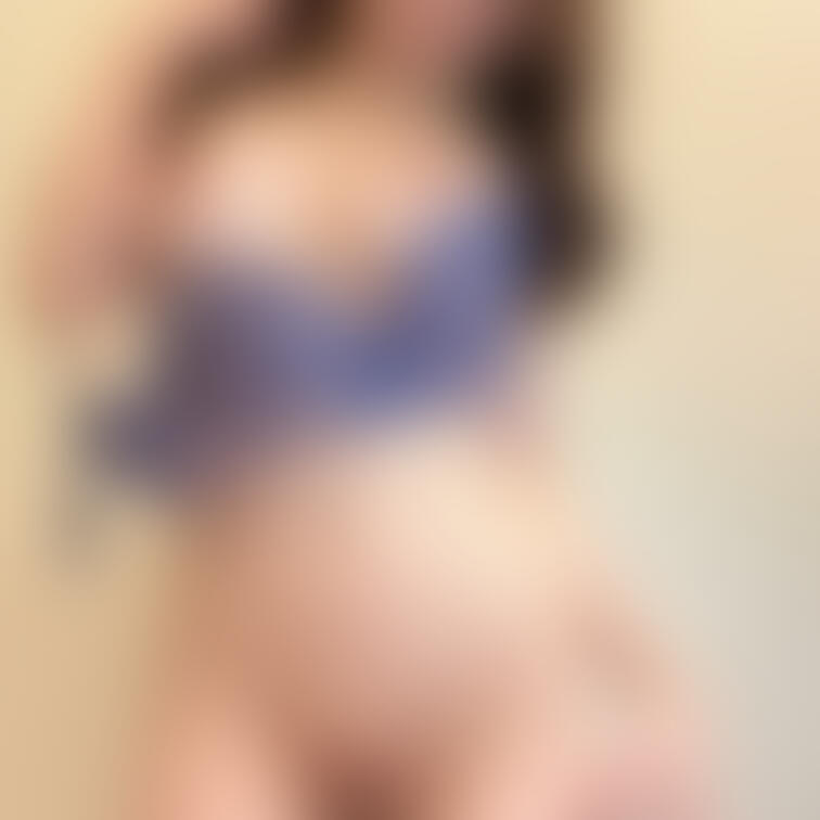 おま○こ割れ目3連発🩷

ほら、下からだよーくわかりそうでしょ？
つるつるのぷっくり割れ目のおま○こ///