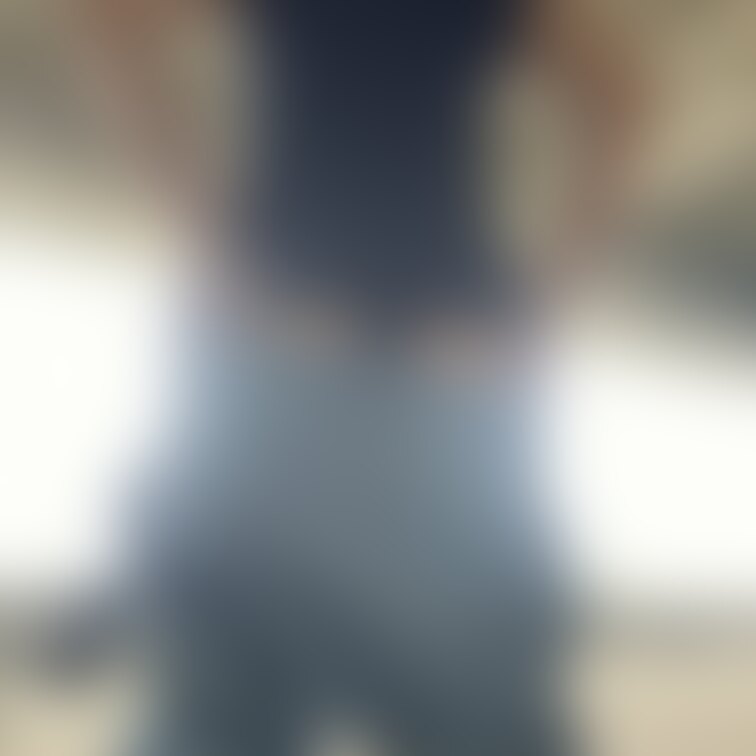 つなぎの下は、やっぱりTバックでしたね
おしりもいい感じに熟れてます