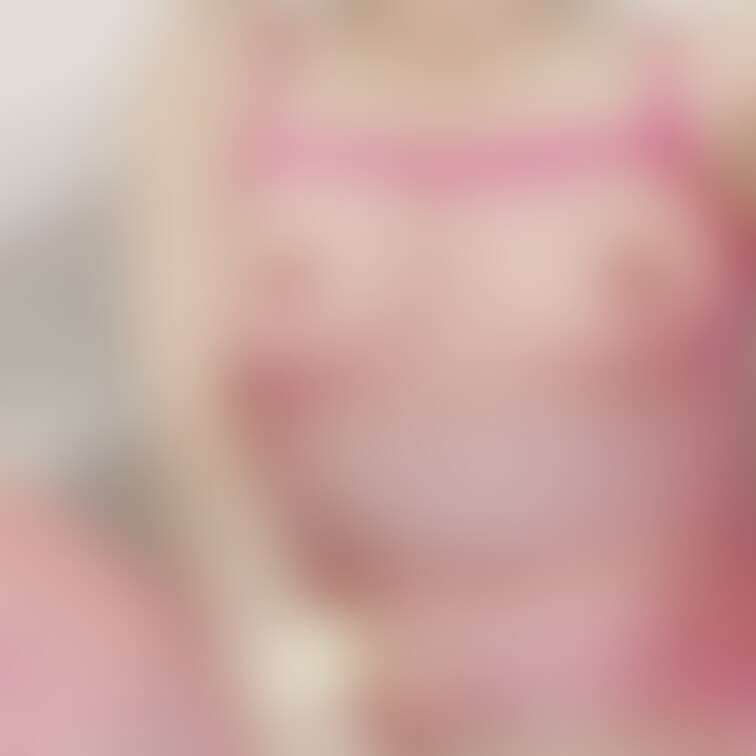 ピンクのアミアミ全身タイツと
行為後の脱力感満載写真です。
よく見ると、うっすら白いモノが・・・