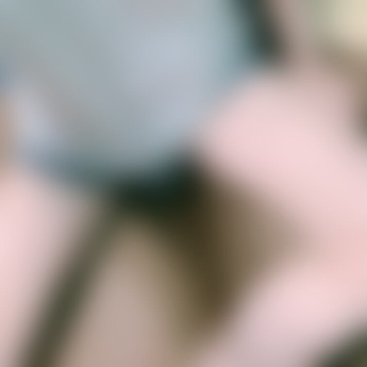 正常位で脚を持たれて突かれる時こんな感じになるのかな
