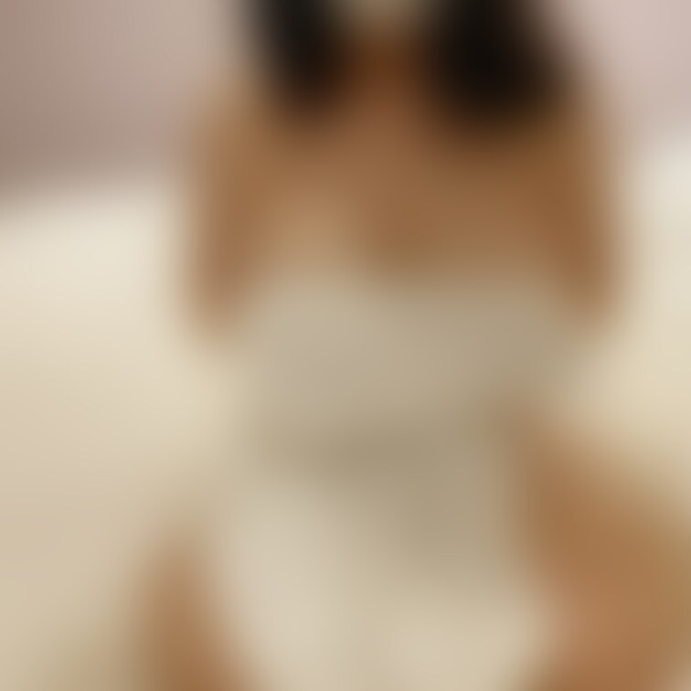 シャワー後のタオル一枚の状態ってこれからしてもらえると思うとすごくドキドキしてしまいます。複数の男性とするときに相手が気