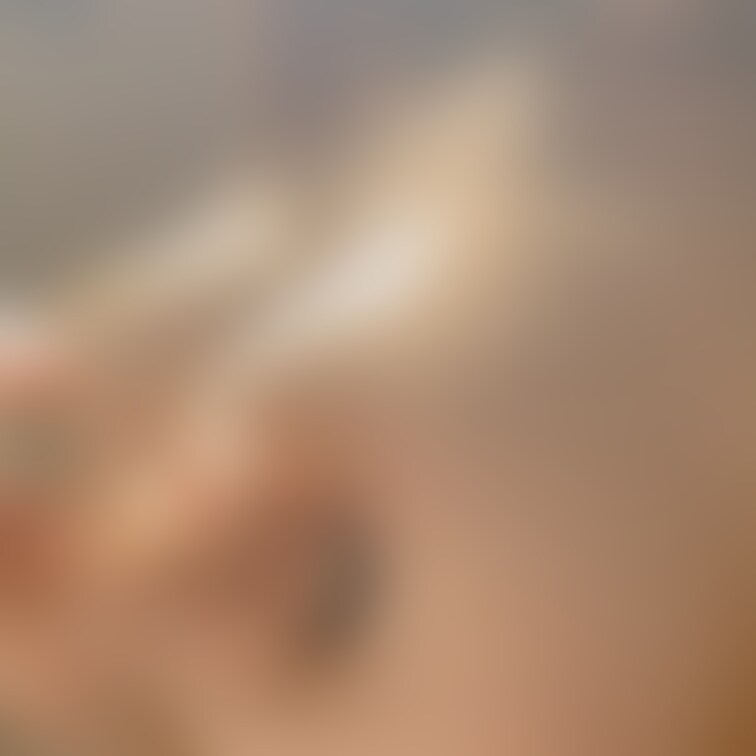 ころんの乳首が段々と大きく敏感になってきました。
吸引機で吸って肥大化させたり
ハッカを塗って敏感にする○○○を