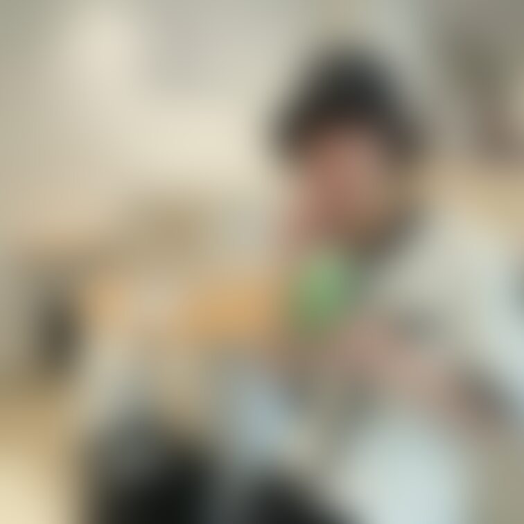 ぽぽぽカップル彼氏顔初公開。
 普段は普通の会社員やってますが裏ではコスプレやえっちな動画を撮ることが趣味です。
 