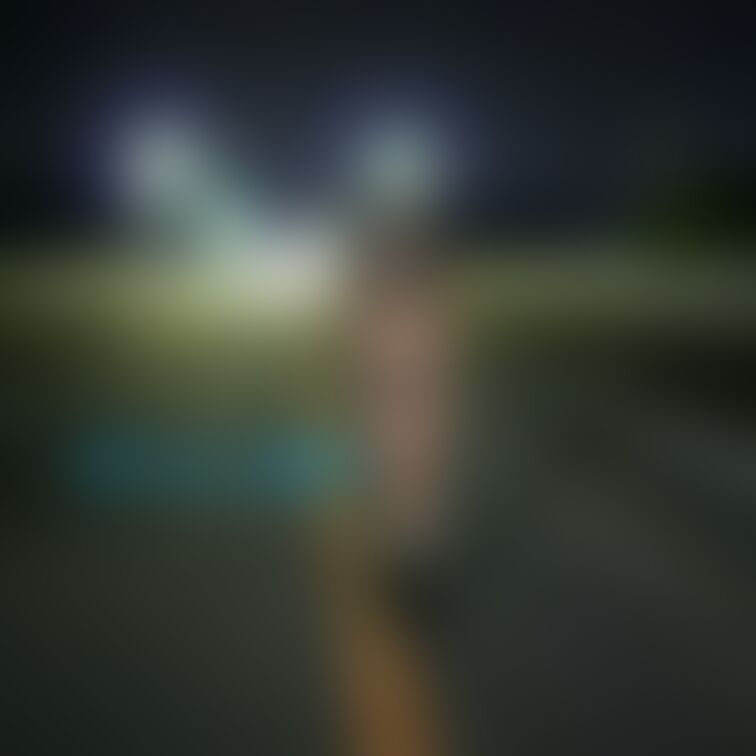 夜の公園にこんな露出狂が居たらどうします？
一枚目の写真は後ろから来る車に見られちゃいました😅