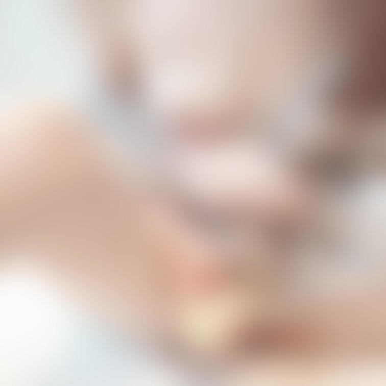 ちっぱいだけど乳首は大きめで敏感💓
