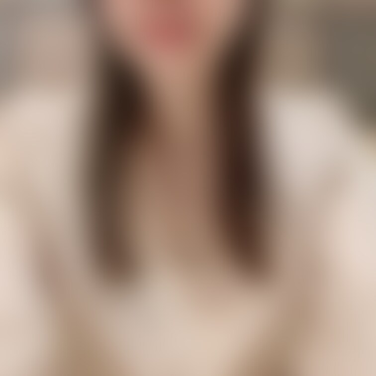 夫にレストランで、脚を開くように言われ撮られた写真です。
ウェイターの方は気づいてたと思います💦💦