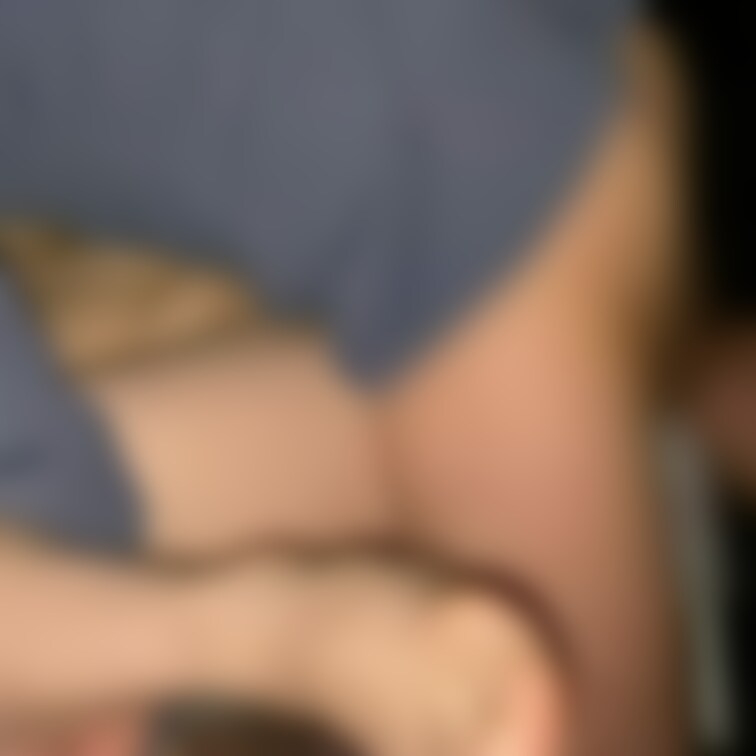 正常位でガンガン突き上げられて最後に激しく中出し。垂れて出てくる精液がエロイ。マスクつけてるのでチラチラ顔が見える（笑）