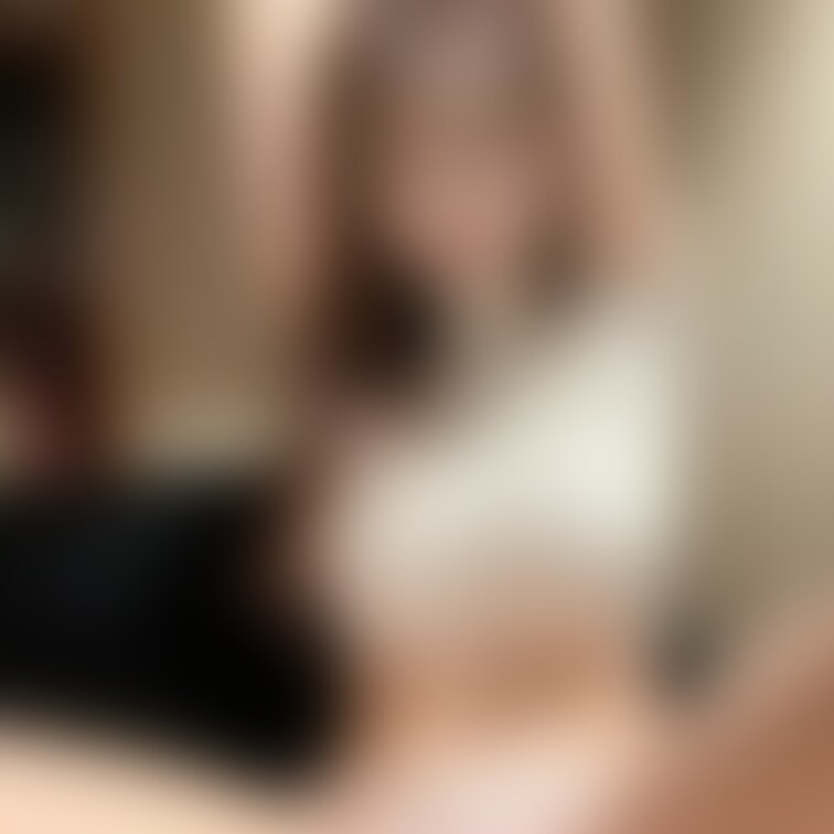 俺がドギマギしてるのとは対照的に、綾乃はスルスルとニットを脱いでゆく。
ブラとパンティをだけを残した姿で、
『綾乃だ