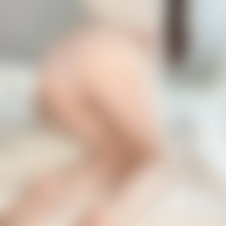 最近撮ったおしりで一番のお気に入り♡

パンストの中に見えるのは
きれいなラベンダー色の
繊細なレースをまとった