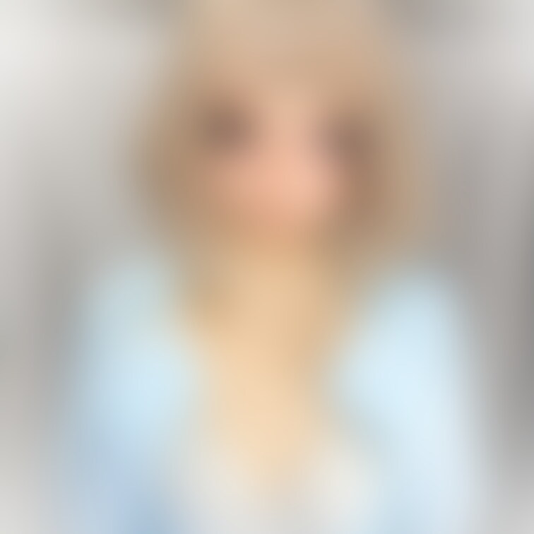 ラッシュガードの下は・・・白のブラジャーです。