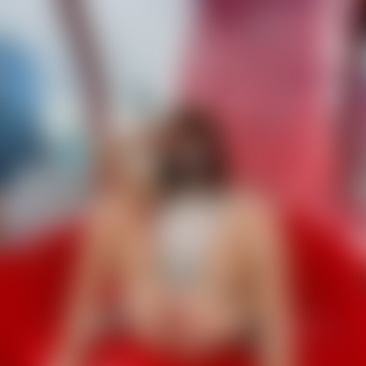こんな場所でこんなことして、はしたないですね💦もっとやらせてください…窓から見えるビルには沢山のお仕事中の人、人口密度の