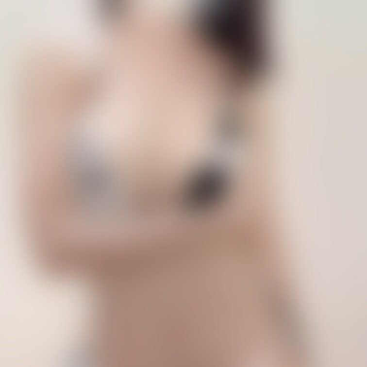 今度サークルのみんなで熱海に行くんですけど、
 牛柄ビキニはえっちすぎるかな....🐄👙
 
 ピンク色のところが