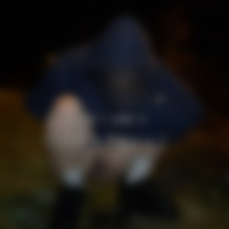 夜の草むらにて、りりちゃんにおしっこさせてみました！

おしっこの音が響いてました笑
