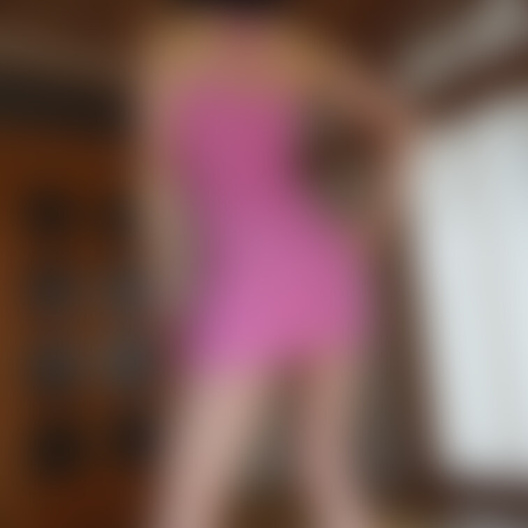 ピンクミニドレスが良いかな?