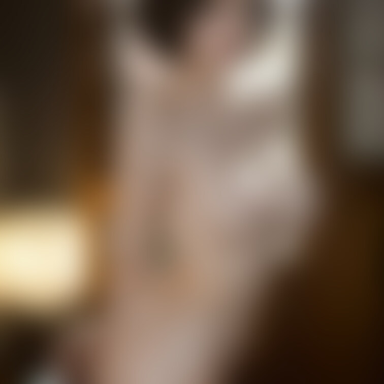 見つめる視線👀
柔らかな自然光の中で振り返る女性の姿が印象的✨。短い髪と美しい顔立ちが彼女の魅力を引き立てます。🌞