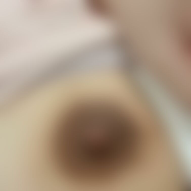 暑いから、めくっておっぱい出しちゃう🤣