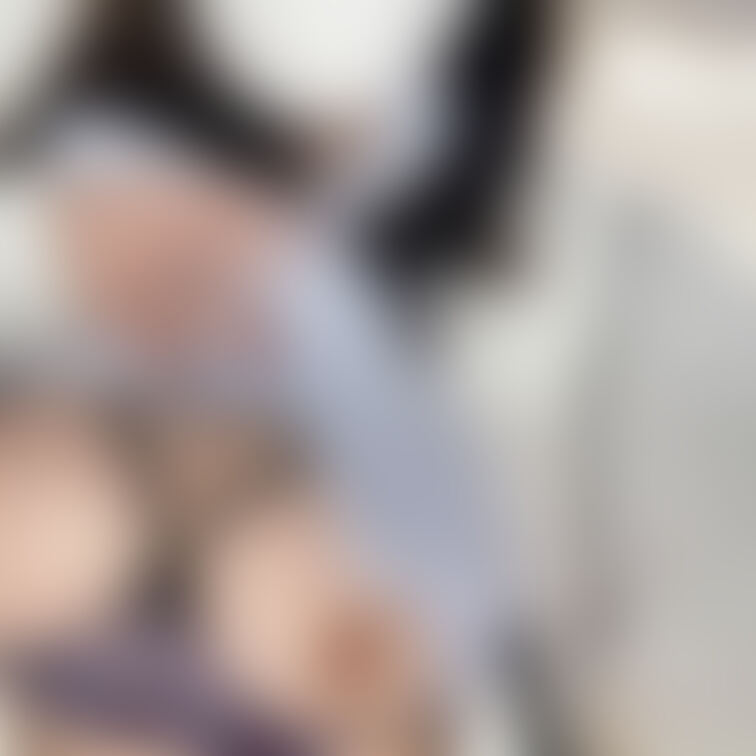 階段で露出、足音に興奮😍