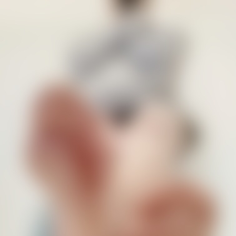 [SNS過去投稿] 3枚
①休日、ウォーキング後の暖かい足。
えぇ..もしかして舐めたいの？...🐝
#足裏
②