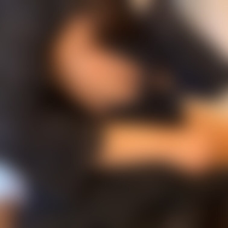 単独様に身をまかせ胸を優しく揉まれるて微妙に感じ始める妻の様子。
私は心臓バクバクしながらも痛いぐらい勃起しておりまし
