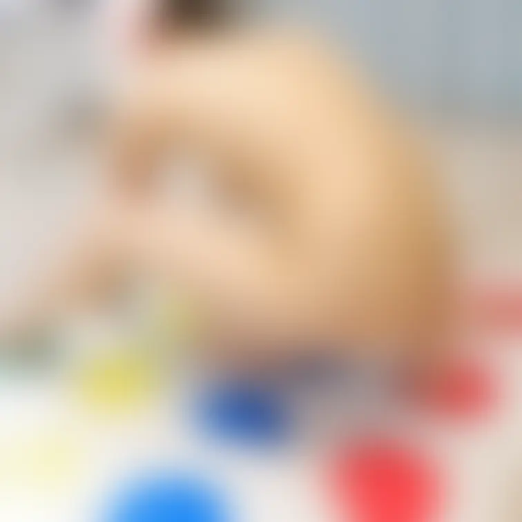 りこの豪邸全裸パーティーでの一コマ。一般参加男性の指示で一人ツイスターに挑戦中ですが、このままだと見えそう。
美乳